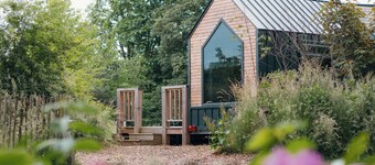 Cosy Tiny House for 2 guests with sleeping loft, skylight and veranda in the Sallandse Heuvelrug.