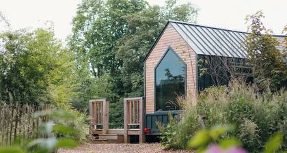 Cosy Tiny House for 2 guests with sleeping loft, skylight and veranda in the Sallandse Heuvelrug.