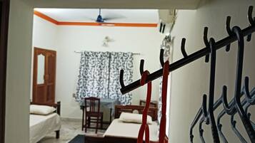 Schreibtisch, kostenloses WLAN