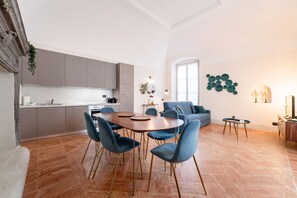Departamento básico, 1 cama Queen size y sofá cama | Área de sala de estar | Televisión de 30 pulgadas con canales vía satélite 