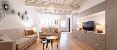 Appartement Confort, 3 chambres | Aire de séjour | Téléviseur de 30 po avec télévision par satellite