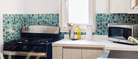 Een vaatwasser, een koffiezetapparaat/waterkoker, een eettafel