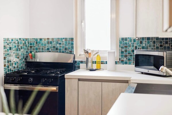 غسالة أطباق، ماكينة لصنع القهوة/الشاي، مائدة طعام