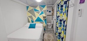 Chambre double, 1 grand lit, balcon | Espace de travail pour ordinateurs portables, accĂšs au Wi-Fi (inclus)