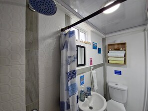 Chambre double, 1 grand lit, balcon | Salle de bain | Douche, serviettes fournies, savon, papier de toilette