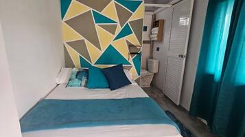 Camera doppia, 1 letto queen, balcone | Postazione laptop, Wi-Fi gratuito