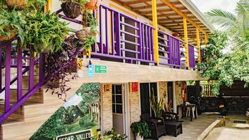 Vista frontal de la propiedad