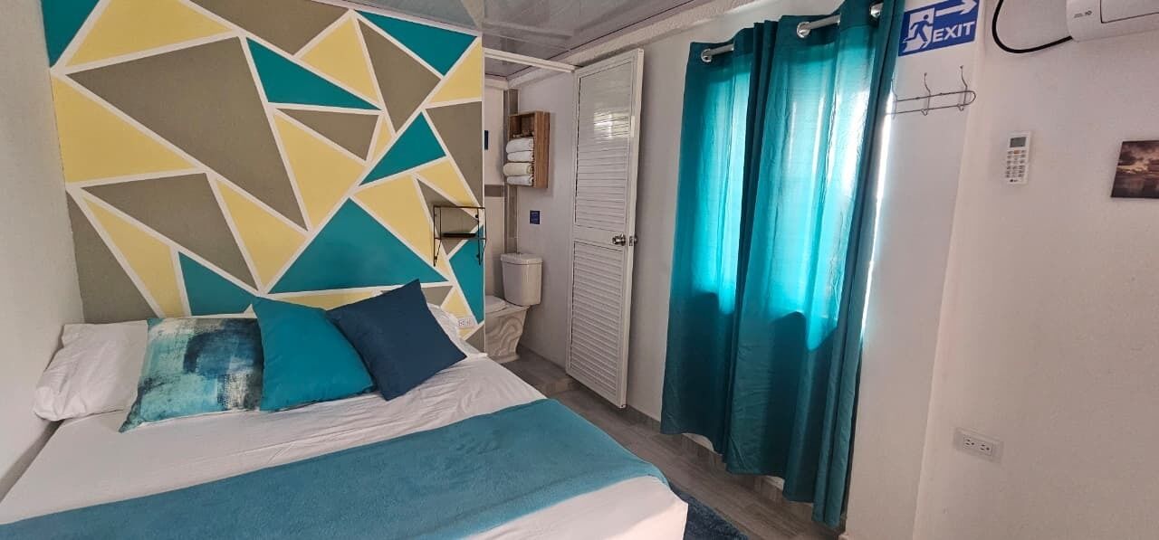 ダブルルーム クイーンベッド 1 台 バルコニー | ノートパソコン用作業スペース、WiFi (無料)