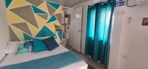 Habitación doble, 1 cama Queen size, balcón | Espacio para trabajar con laptop y wifi gratis