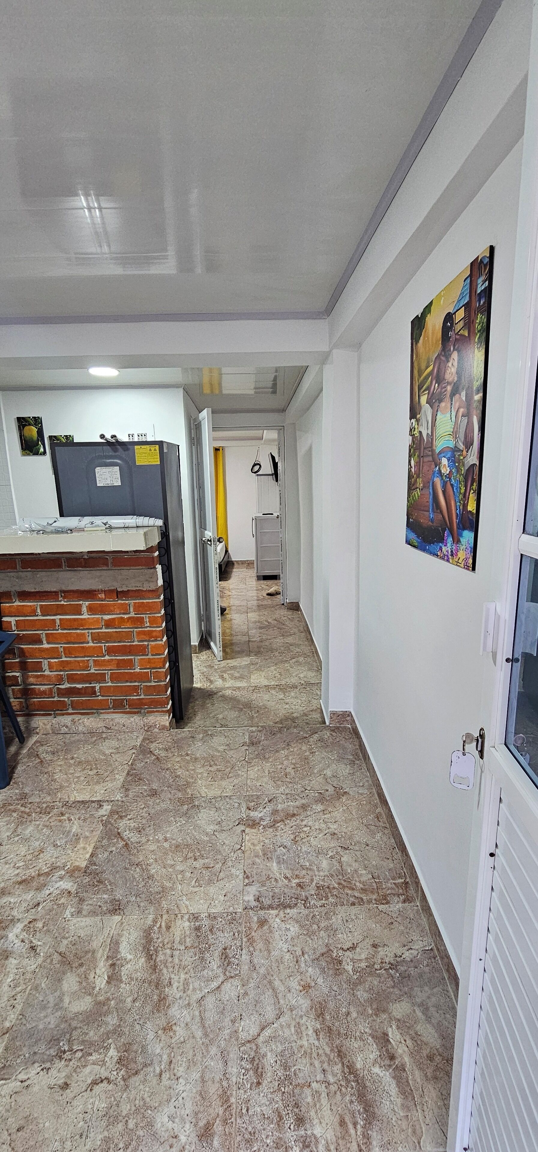 Familie appartement, Meerdere bedden | Woonruimte | Een 32-inch televisie met digitale zenders