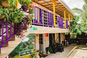 Vista frontal de la propiedad