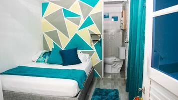 Habitación doble, 1 cama de matrimonio, balcón | Espacio para trabajar con un portátil y wifi gratis