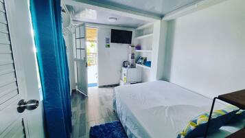 Chambre Double, 1 grand lit, balcon | Espace de travail pour ordinateur portable, Wi-Fi gratuit