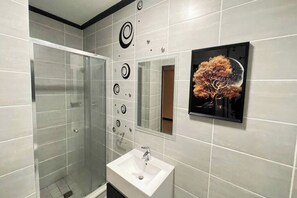 Serviettes fournies, savon, papier toilette