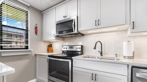 Condo, 1 King Bed (Kona Makai 3-204) | Private kitchen - Kona Makai 3-204 (Kailua-Kona)