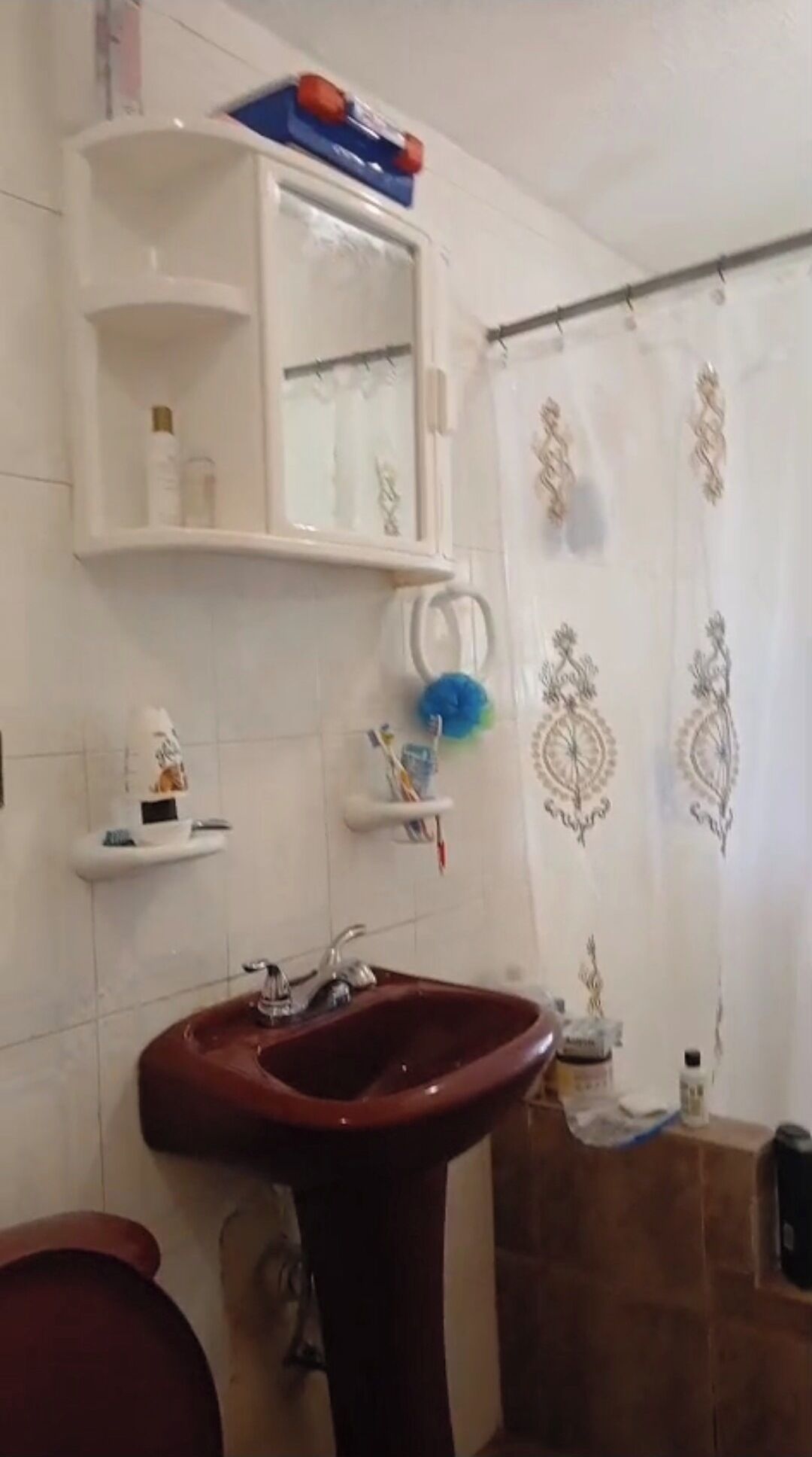 Secadora de cabello, toallas, jabón, papel de baño 