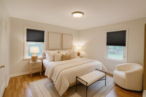 3 soverom, skrivebord, strykejern/-brett og reiseseng for barn