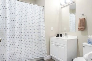 Shower, hair dryer - Unit 26 Chic Studio in Chelsea (Chelsea)