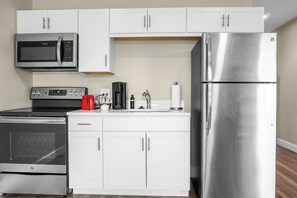 Cookware/dishes/utensils - Unit 26 Chic Studio in Chelsea (Chelsea)