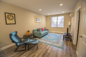 TV, offices - Unit 23 Comfy 1BR Apartment Long-term stays (Chelsea)