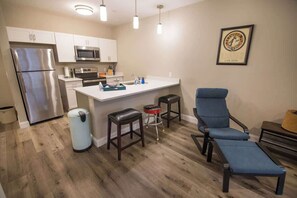 Fridge, microwave, oven, stovetop - Unit 23 Comfy 1BR Apartment Long-term stays (Chelsea)