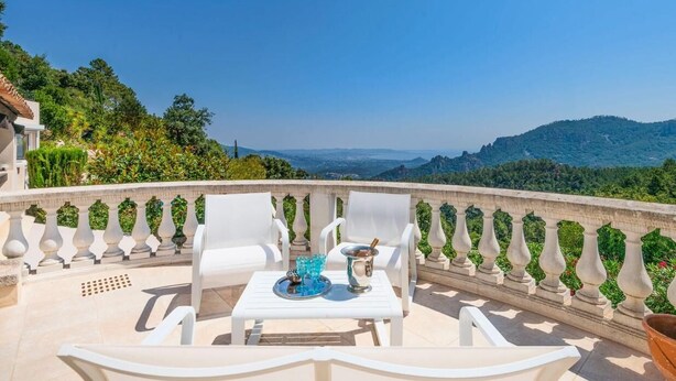 A terrace with white chairs and a table, a decorative urn, and a tray with glasses and a spoon. - Villa Les Adrets Mandelieu Hillside With Pool - 2303 (Fréjus)