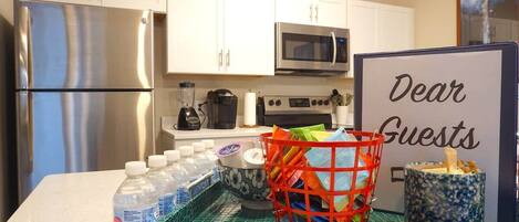 ثلاجة، ميكروويف، فرن، موقد طهي مسطح