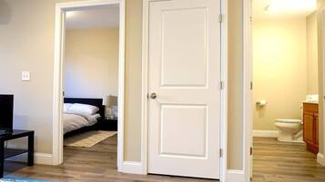 2 habitaciones, tabla de planchar con plancha, wifi y ropa de cama