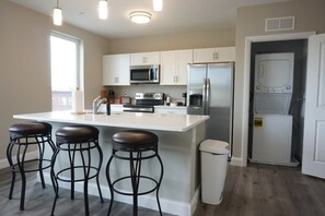 Fridge, microwave, oven, stovetop - 25 Cozy 1BR Apartment Long-term stays (Chelsea)