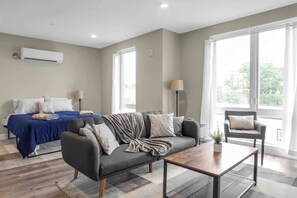 TV, offices - 46 Bright and Sunny Studio Long-term stays (Chelsea)