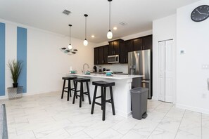 Cookware/dishes/utensils - 4br/3ba Private Pool Storey Lake Resort Best Location Near Disney! (Kissimmee)