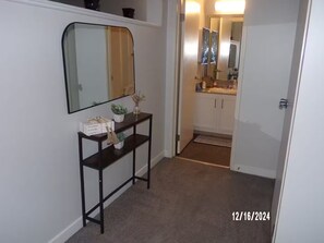 Dusj, hårføner, håndklær og såpe