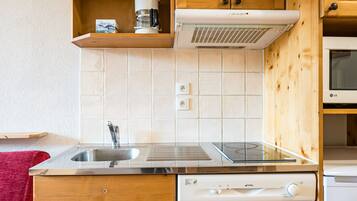 Geladeira, micro-ondas, lava-louças, cafeteira/chaleira