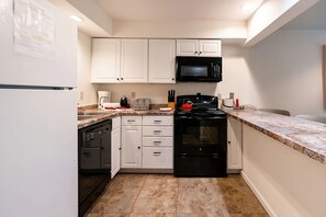 Private kitchen - 4 Villas with Full Kitchen and Indoor Pool | Free Parking (French Lick)