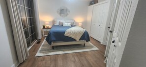 4 habitaciones, tabla de planchar con plancha y cuna de viaje 