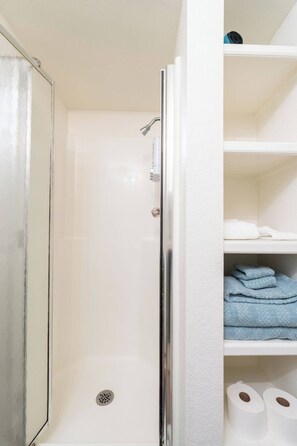 Douche, sèche-cheveux, serviettes fournies, savon