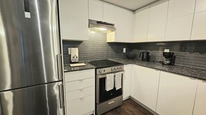 Réfrigérateur, four à micro-ondes, un four, surface de cuisson