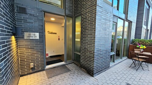 Modern Yorkdale Condo 2BR/Den -Yorkdale Mall Vibrant Toronto