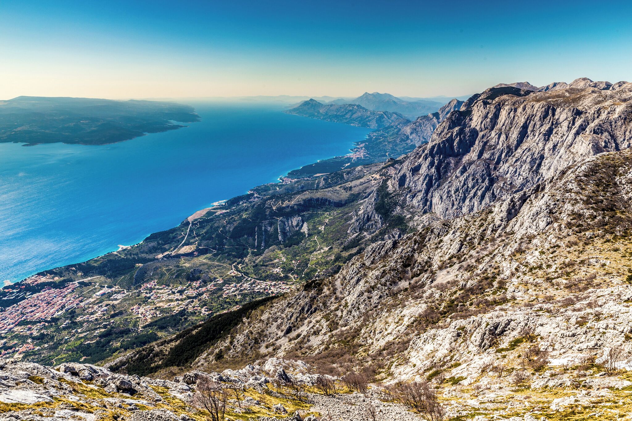 Eine gebirgige Landschaft mit Blick auf die Küste.