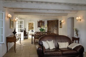 Living area - 4* apartment at Château Juliette Winery Chalet (Tresques)