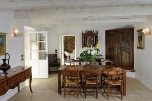 Interior - 4* apartment at Château Juliette Winery Chalet (Tresques)