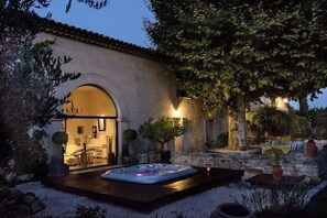 Terrace/patio - 4* apartment at Château Juliette Winery Chalet (Tresques)