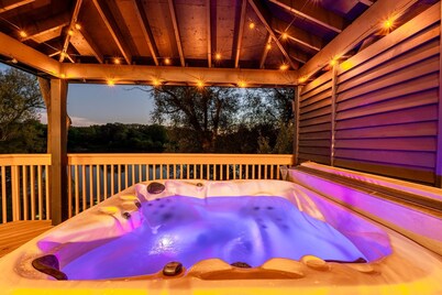 Grand River Retreat- Cozy Caledonia home with hot tub & river access