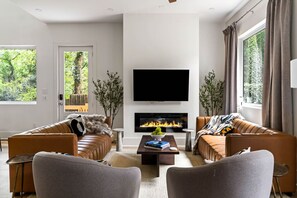 Televisión, chimenea, videojuegos y futbolito 