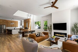 Televisión, chimenea, videojuegos y futbolito 