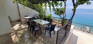 Outdoor dining - Holiday flat directly on the beach (Stanići)