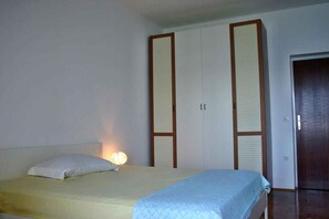 3 bedrooms, WiFi - Holiday flat directly on the beach (Stanići)