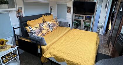 Cozy 1 bedroom RV, pet friendly in fantastic Aztec with Animas River access