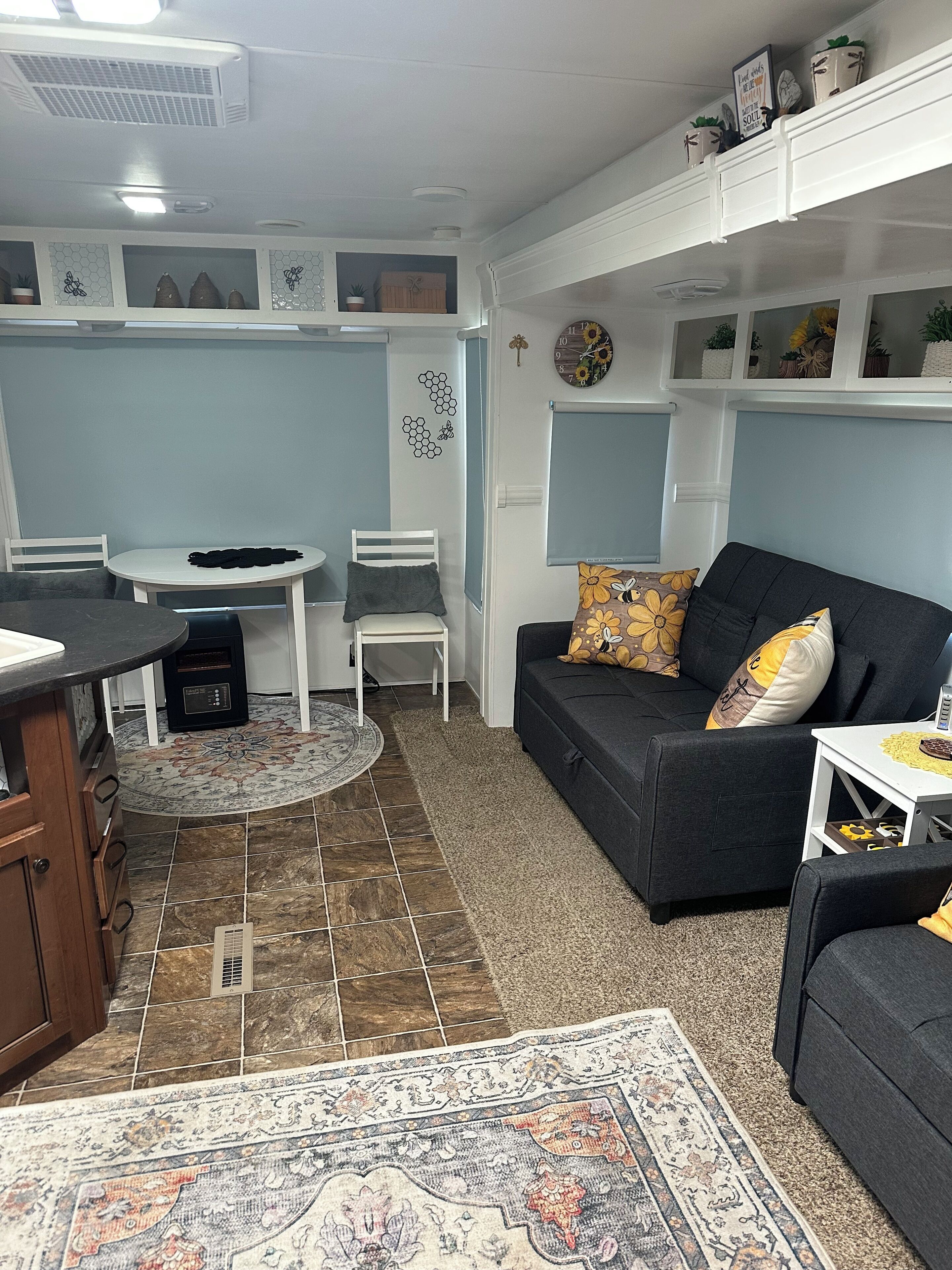 Smart TV, livros, aparelho de som