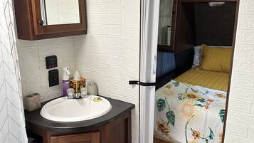 1 chambre, fer et planche à repasser, Wi-Fi gratuit, draps fournis